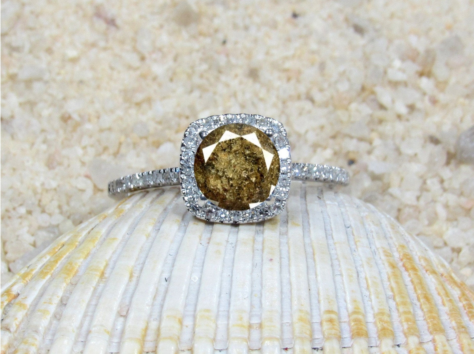 1ct Brown Diamond Cushion Halo Round Engagement Ring, Cuscino Petite